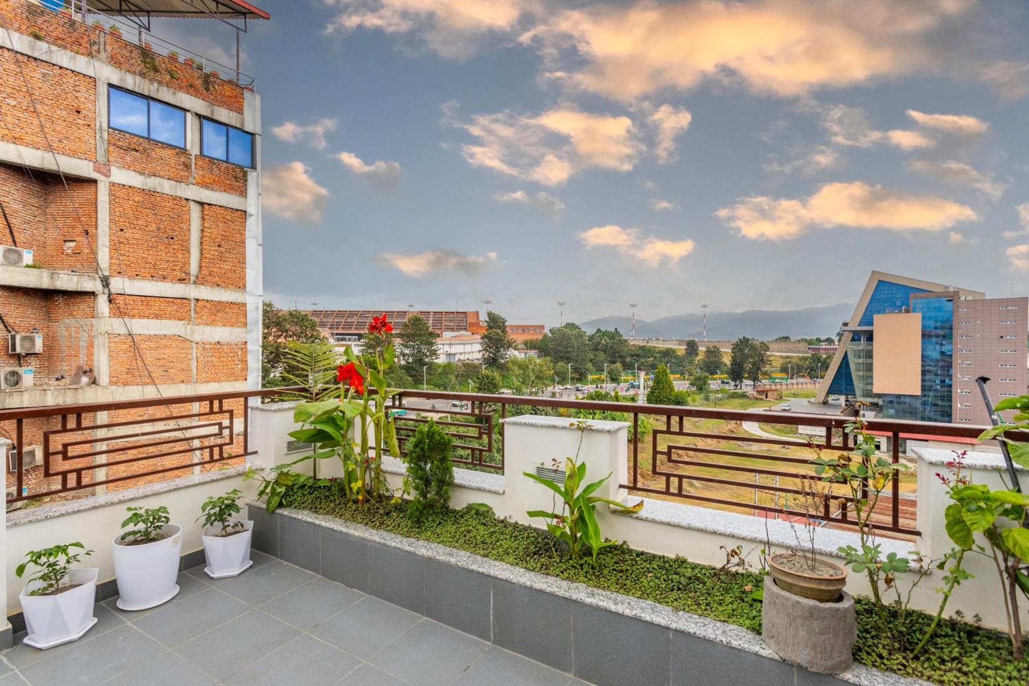 Airport Diana Hotel Kathmandu Exteriör bild